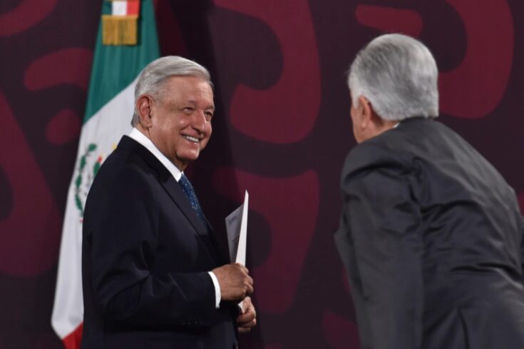 AMLO dice que no le gustó la foto de X. González esperando a Sheinbaum 