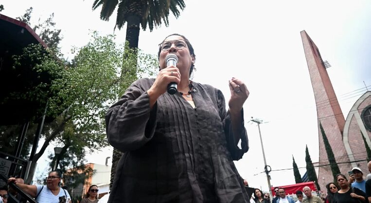 Revientan foro de Morena sobre reforma al Poder Judicial; increpan a ministra Lenia Batres