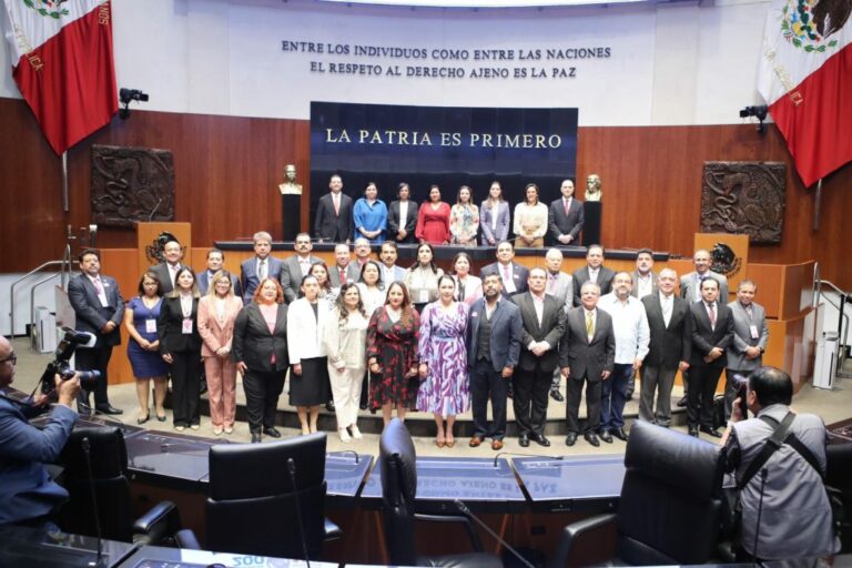 INE entrega constancias que acreditan a senadores electos 