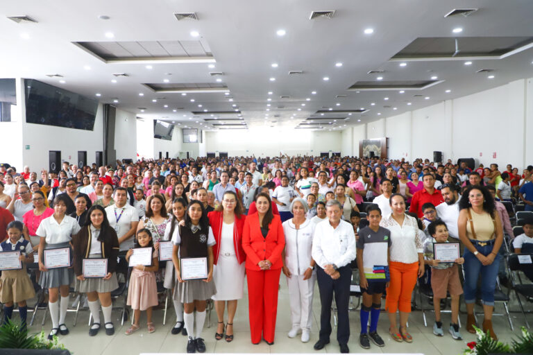 Encabezó gobernadora de Aguascalientes entrega de becas para hijos de trabajadores de la salud