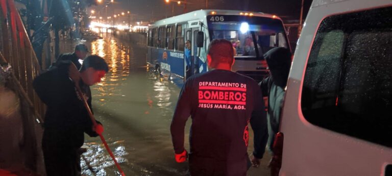 Auxilian bomberos a ciudadanos tras inundación