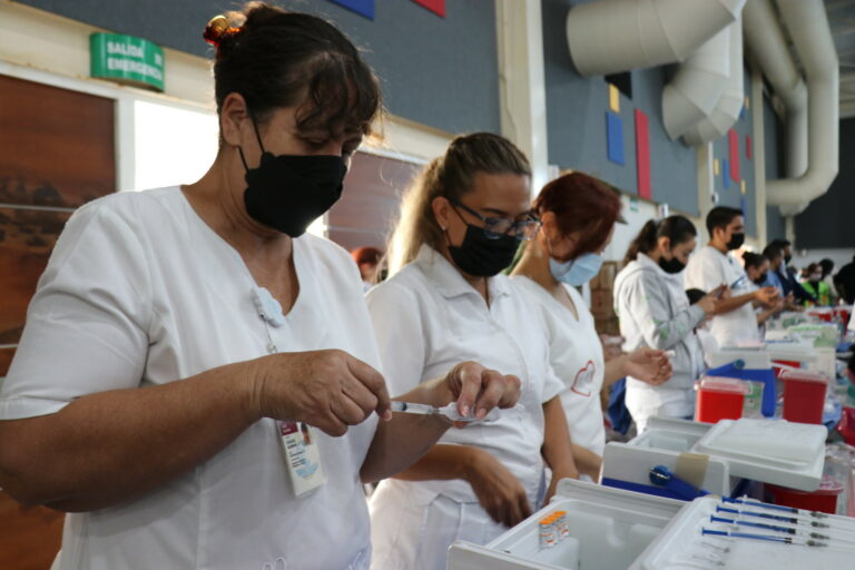 Instruyen utilizar cubrebocas a personal médico y pacientes ante aumento de casos de covid-19