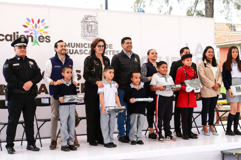 Leo Montañez entregó chalecos e insignias del programa “Yo Reciclo”