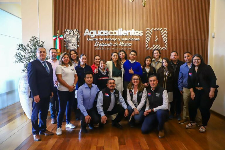 Reconoce Tere Jiménez a ganadores de los concursos nacional y estatal de inglés