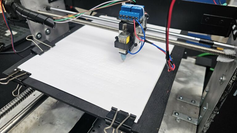 Alumnos de la UAA desarrollan innovadora impresora braille 