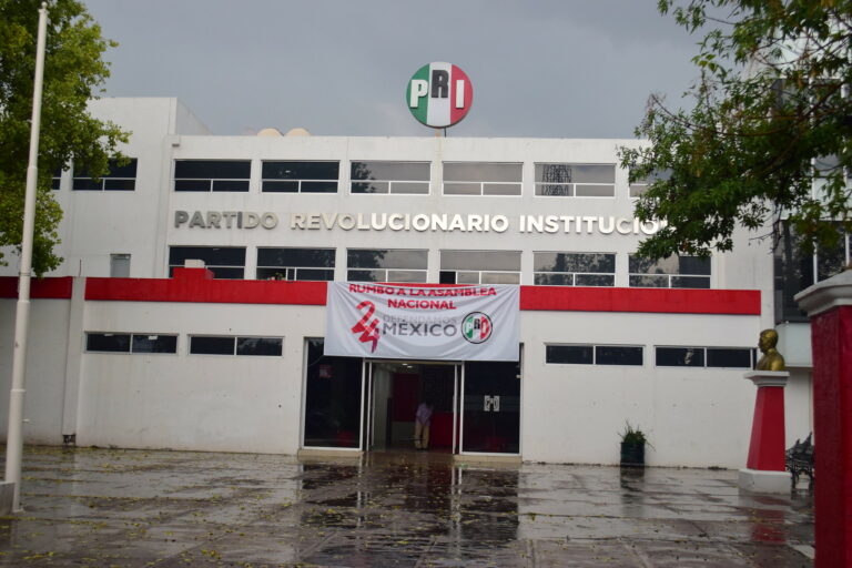 Priístas dividen opiniones, mientras tanto, edificio luce vacío