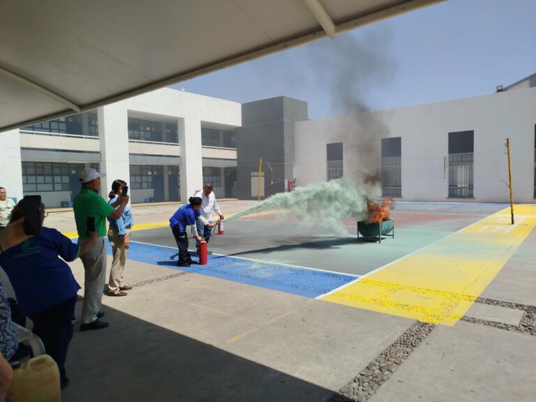 Imparten curso de uso de extintores para control y combate de incendios en BACHUAA 