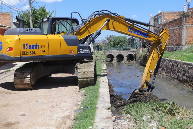 Realizan trabajos de desazolve en en el Canal del Parnaso