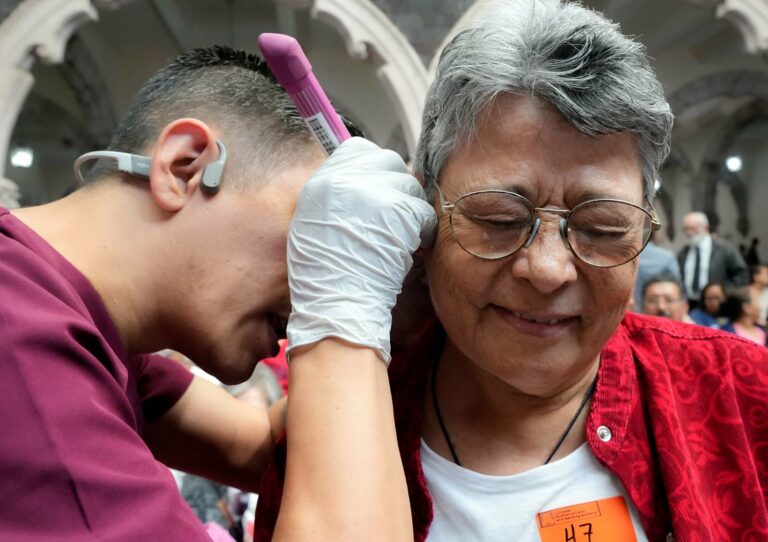 Entregaron 267 aparatos auditivos por parte del IBPEA