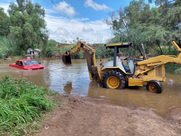 Auxilian a conductor en el río de Los Vázquez