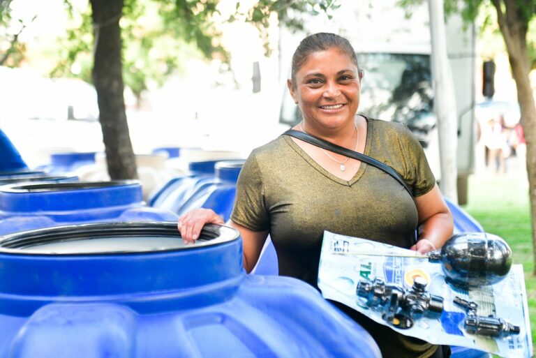 Tere Jiménez entregó calentadores solares y tinacos a familias del oriente de Aguascalientes
