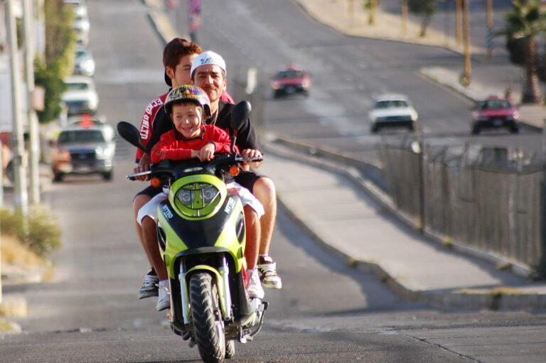 En Aguascalientes podrían prohibir a menores viajar en motocicleta