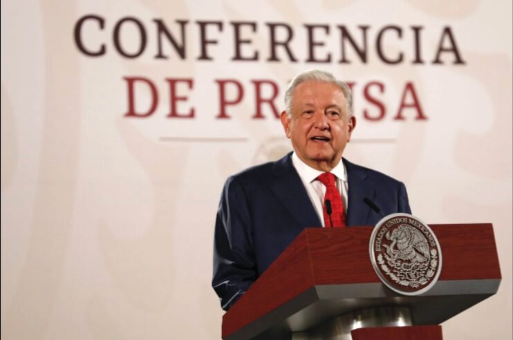 AMLO tunde al WSJ por decir que seguirá gobernando en el sexenio de Sheinbaum 