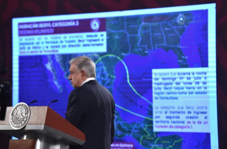 AMLO urge a la población a buscar refugio ante llegada del huracán Beryl 
