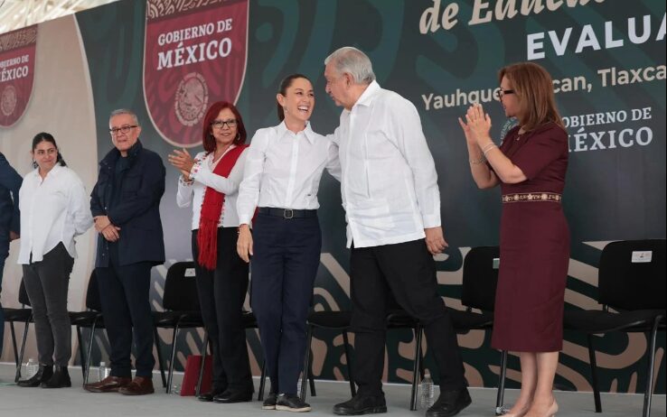 AMLO y Sheinbaum prometen garantía de beca escolar universal 