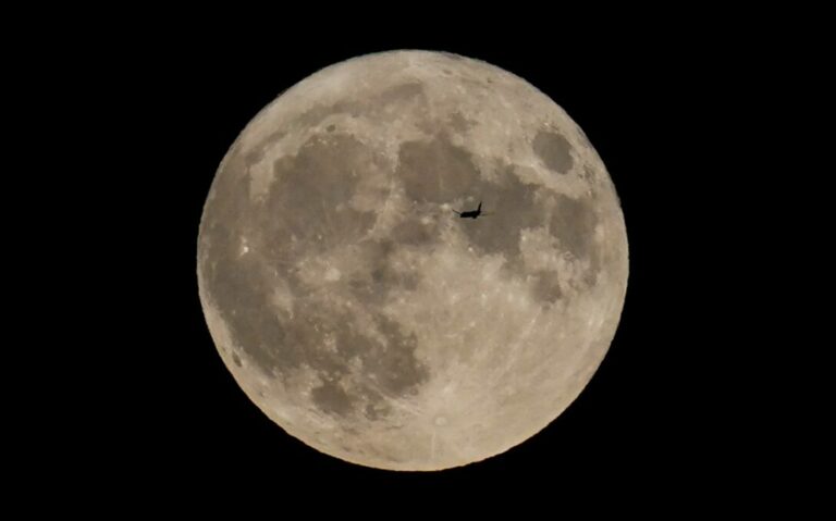 Científicos confirman hallazgo de cueva en la Luna que podría alojar a astronautas futuros