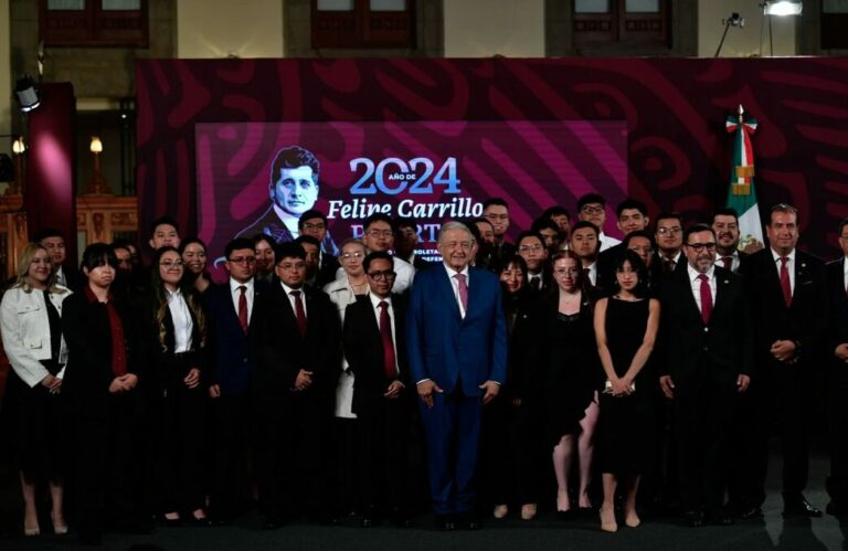 López Obrador entregó certificado de graduación a egresados del IPN 