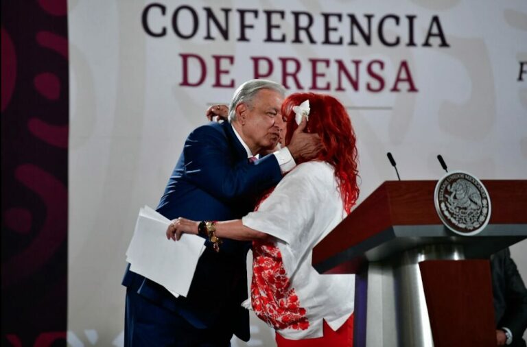 Layda Sansores se despide de AMLO en la mañanera 