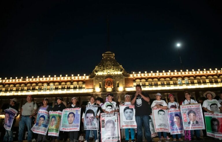 Usted mintió, engañó y traicionó por defender al Ejército: Padres de los 43 a AMLO 