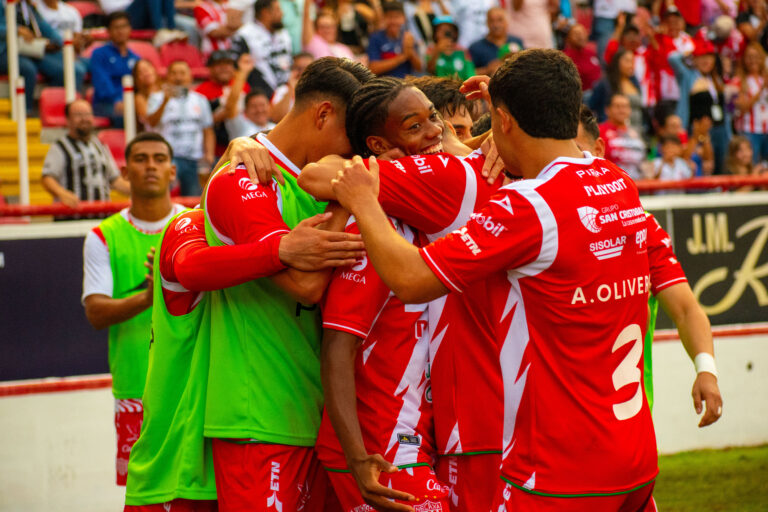 Necaxa arrasa  golea 4-1 al Puebla en su debut en el Victoria