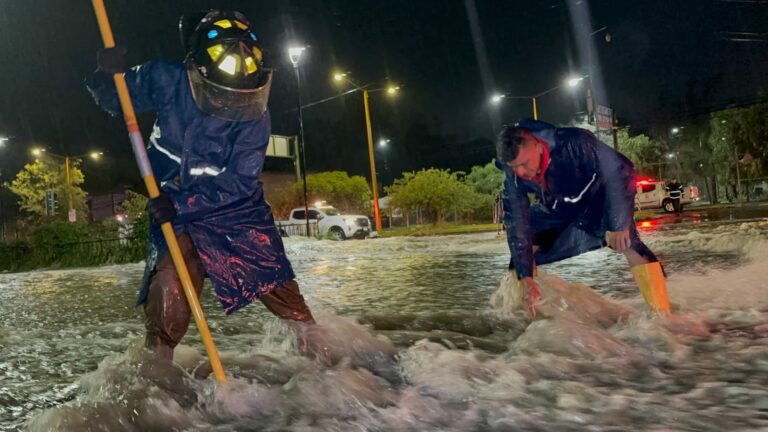 Leo Montañez supervisa zonas afectadas por la intensa lluvia 