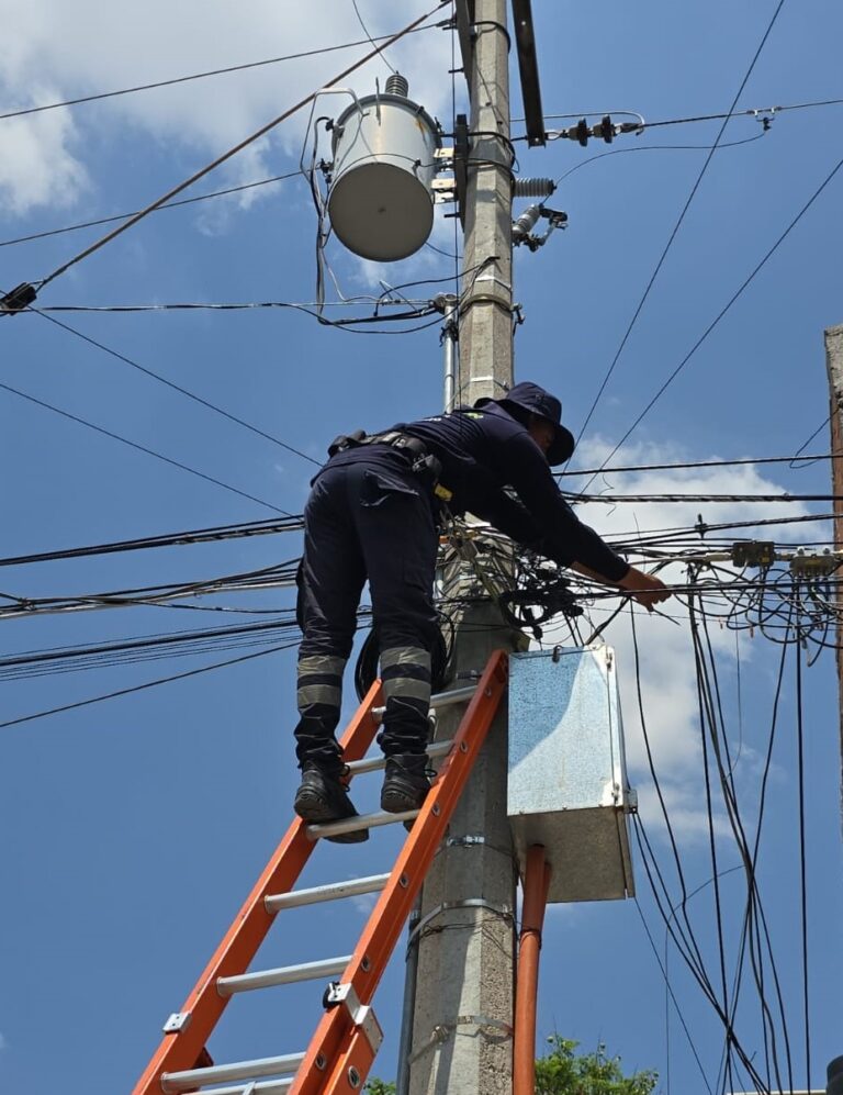 Operativo de retiro de cables en la zona centro