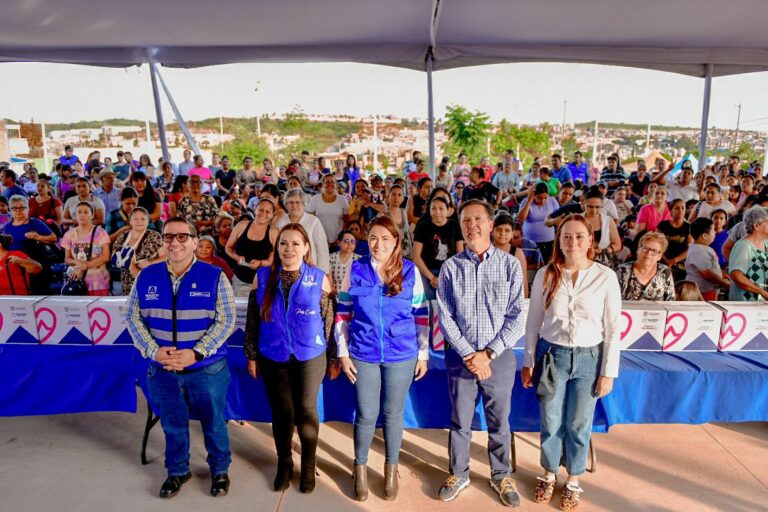 Gobernadora de Agauscalientes entregó apoyos alimenticios en VNSA