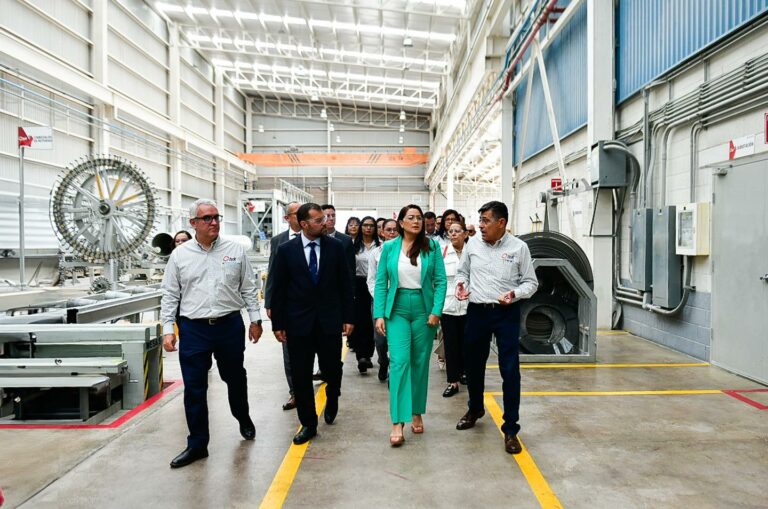 Tere Jiménez realizó un recorrido por la empresa O-tek 