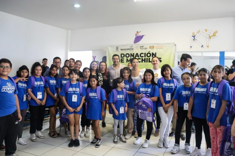 Leo Montañez encabezó la clausura del curso de verano “Vacaciones Felices”