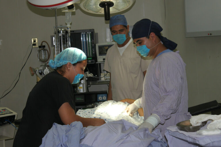 Aumentan penas para médicos que cometan violencia obstétrica