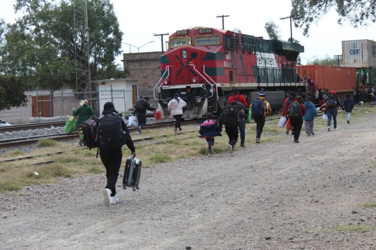 Incrementa el número de mujeres cabezas de familia que migran a Estados Unidos