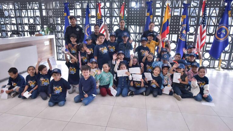 Hijas e hijos de policías conocen la labor de seguridad que realizan sus padres