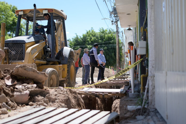 Leo Montañez supervisó obras de rehabilitación de la red de alcantarillado 