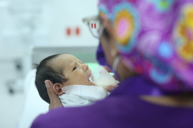 Promueven lactancia materna para fortalecer sistema inmunológico de bebés hospitalizados 