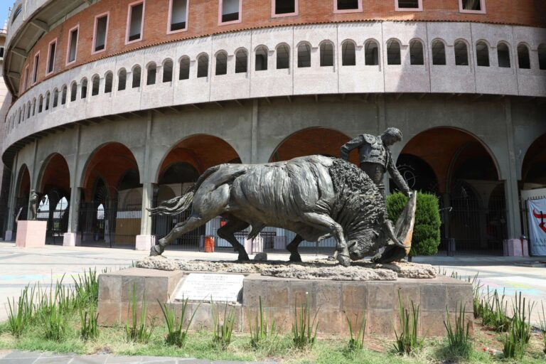 Rehabilitan las esculturas taurinas de Expoplaza en Aguascalientes