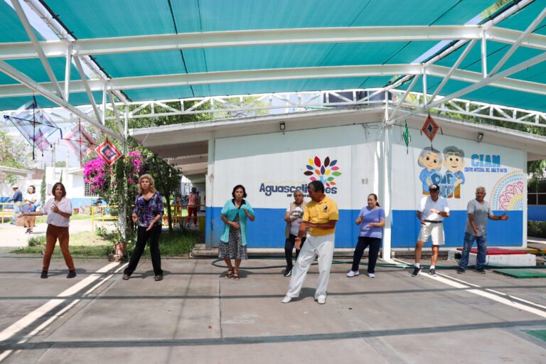 Leo Montañez visitó Centros de Atención Integral para el Adulto Mayor 