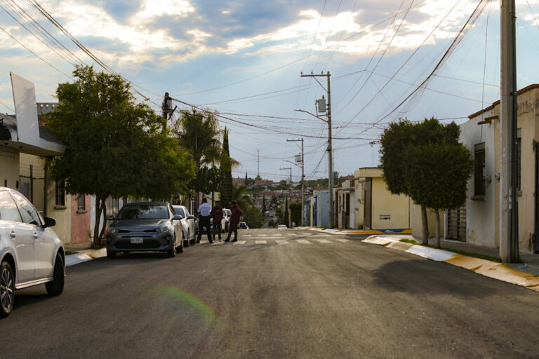 Leo Montañez entregó la obra de concreto asfáltico en Av. Juan José Arreola 