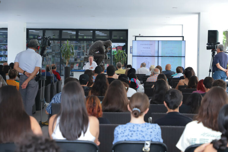 Helikón integra un programa con 12 mesas de diálogo para su ciclo agosto-noviembre 2024