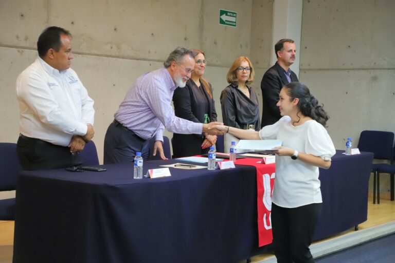 47 profesionistas concluyeron diplomados en Comercio Exterior y Aduanas y en Desarrollo de Habilidades Gerenciales en la UAA 