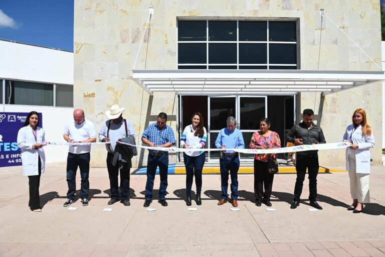 Tere Jiménez inauguró una nueva clínica del Seguro Popular en Cosío 