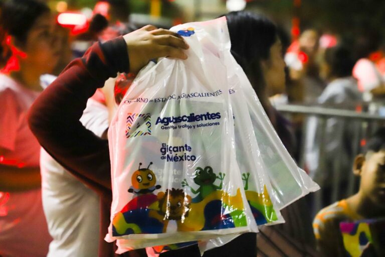 Tere Jiménez entregó útiles escolares a familias del oriente de la ciudad de Aguascalientes