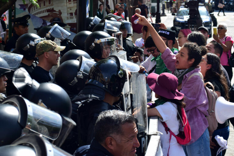 Excesivo operativo policiaco para inhibir la manifestación pacífica en Aguascalientes