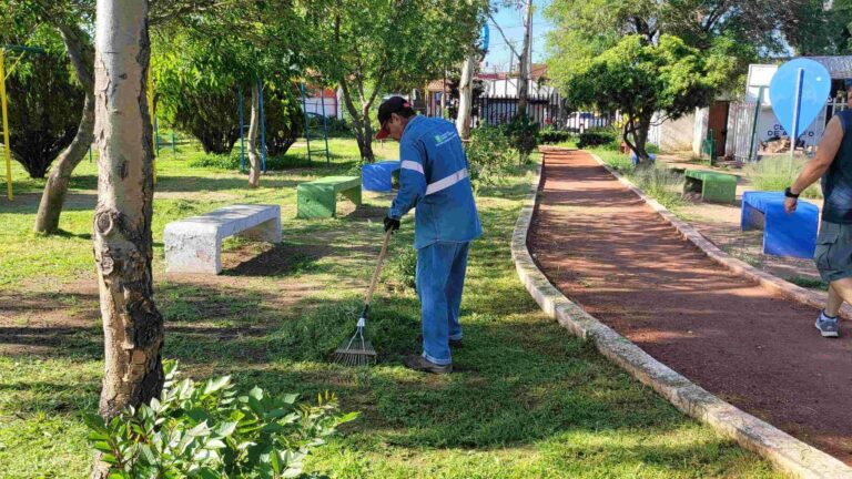 Refuerzan trabajos de renovación de parques y jardines de Aguascalientes