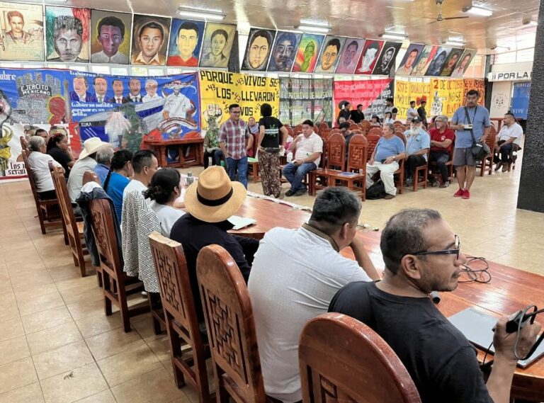 Padres de los 43 normalistas desaparecidos dicen que AMLO fracasó en el caso Ayotzinapa