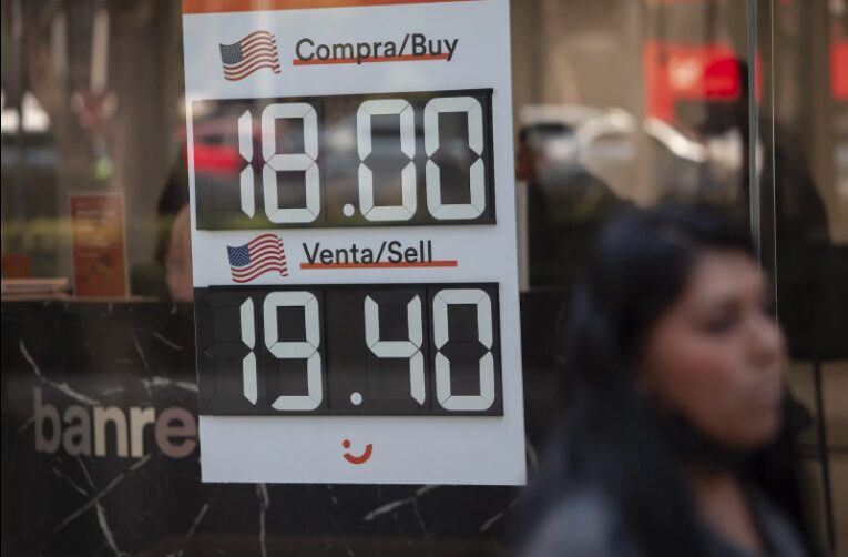 Lunes Negro: el peso se desploma a su peor nivel en dos años