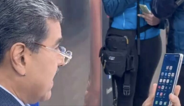 Nicolás Maduro anuncia que rompe relaciones con… WhatsApp