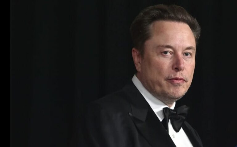 Cómo Elon Musk, propietario de X, utiliza su red social para amplificar sus opiniones de derecha