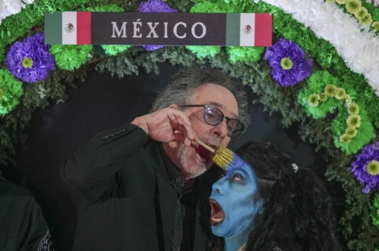 Burton y el elenco de Beetlejuice Beetlejuice visitan México