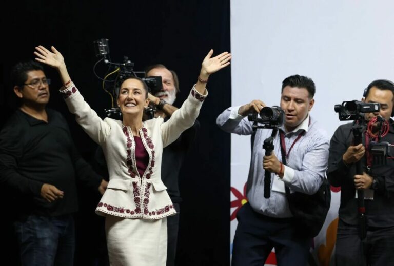 “Hoy llegamos todas”, dice Sheinbaum, y pide que la llamen “presidenta, con a”