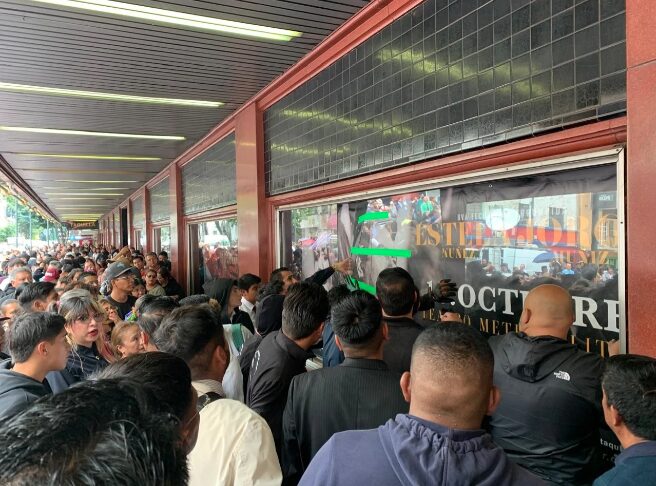 Morenistas generan caos en el Metropólitan para obtener un boleto y ver a Sheinbaum 